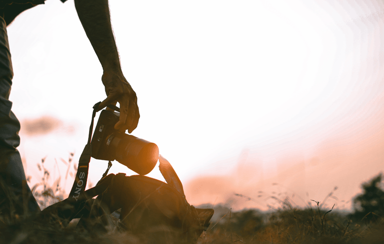 Fotograf hält Kamera in der Hand