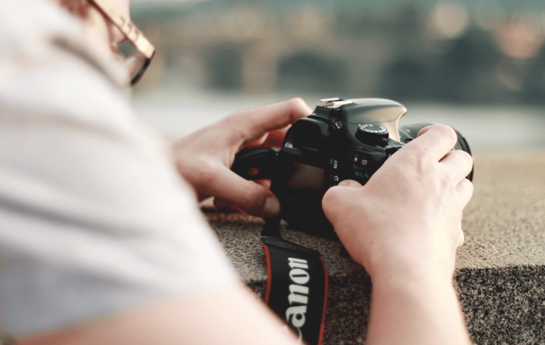 Fotograf schießt gerade ein Bild