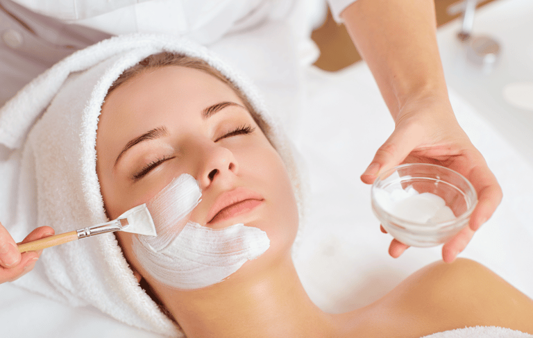 Eine Frau bekommt eine Gesichtsmaske