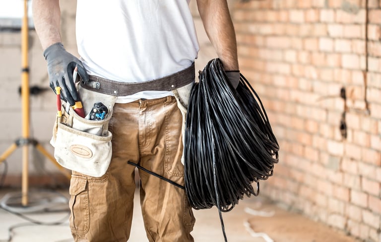 a man in a white shirt and a black cabling