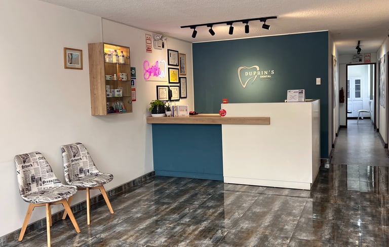 Recepción Clínica Dental Duprin's San Miguel - Ambiente Acogedor y Profesional