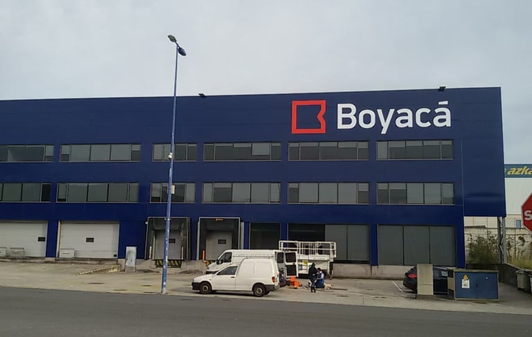 rotulación en vinilo azul y rótulo fachada Boyaca
