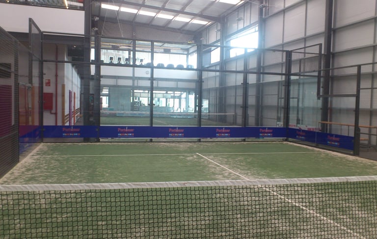 fabricación e instalación vinilos Portomar pista de Paddel Vilagarcía