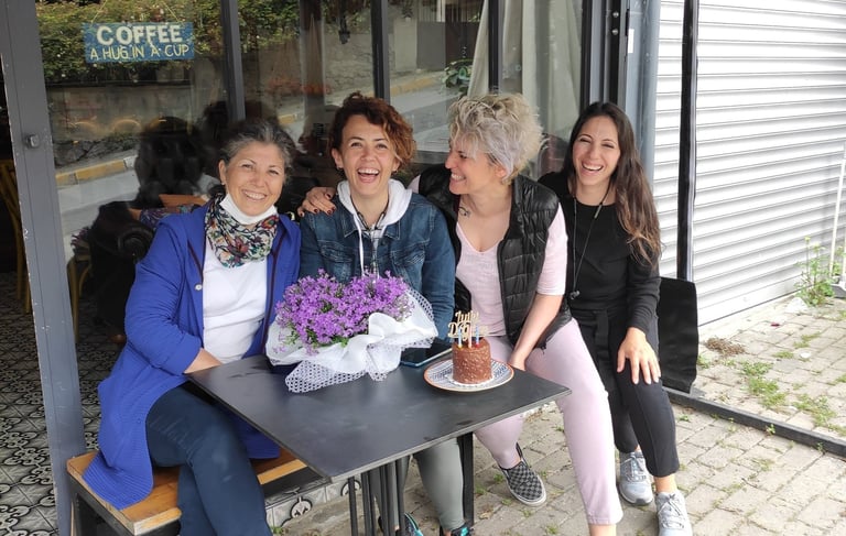 kafede buluşmuş mutlu insanlar