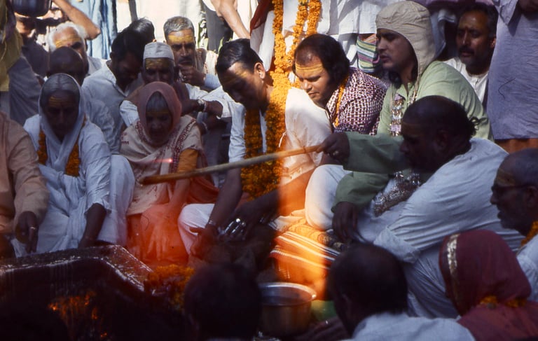 Shri Babaji offre al fuoco sacro con devoti