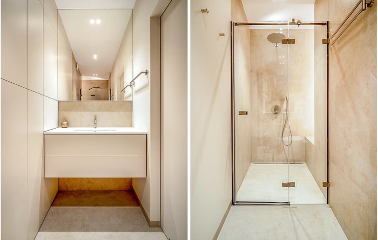 Nowoczesna łazienka: po lewej umywalka z szafką i lustrem, po prawej przeszklona kabina prysznicowa.