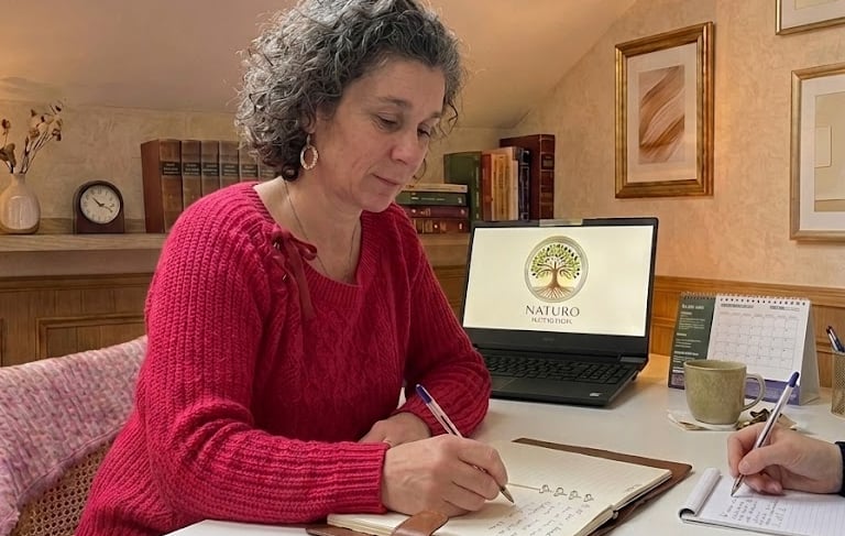 un femme virginie faieta naturopathe qui travail