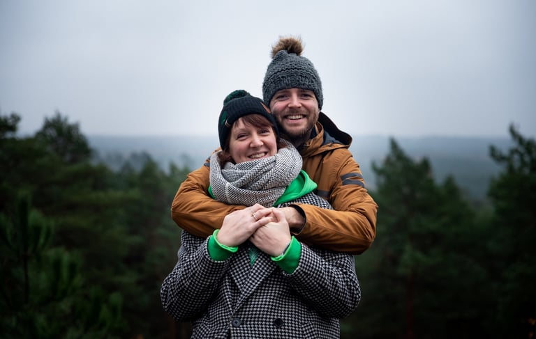 Portrait couleur d'un couple souriant et s'étreignant dans un cadre naturel