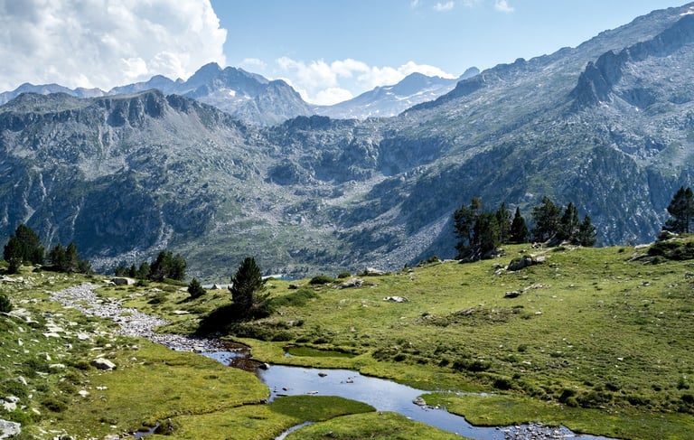 Photo paysage d'une scène de montagne avec un ruisseau d'eau et une montagne en arrière-plan