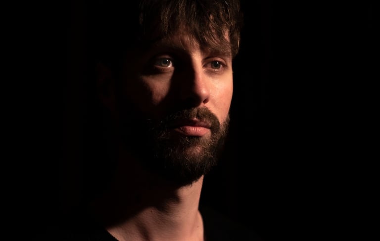 Portrait couleur en studio d'un homme avec une barbe dans un style Rembrandt