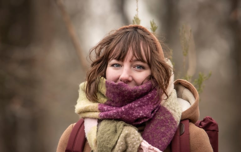 Photo portrait d'une femme en forêt