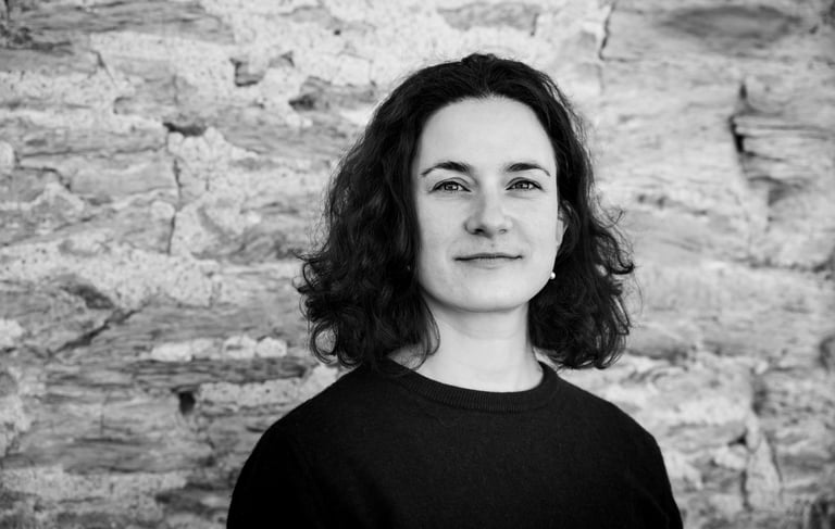 Portrait en noir et blanc d'une femme brune avec une chemise noire