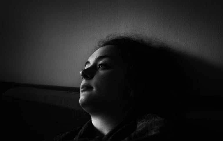 Portrait en noir et blanc d'une femme pensive