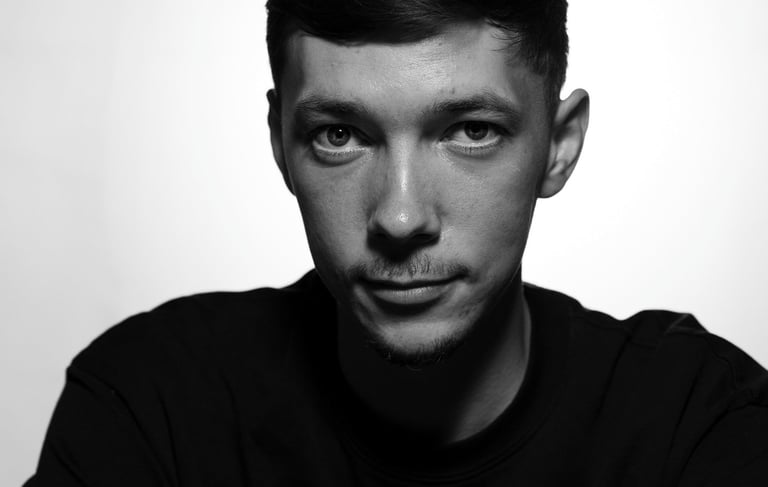Portrait studio noir et blanc d'un homme