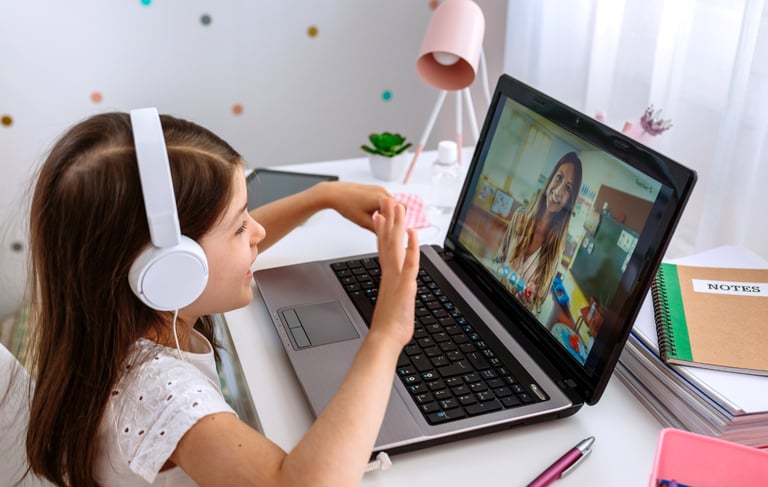 bir kıs öğrenci anadili İngilizce olan bir İngilizce öğretmeninden online İngilizce dersi alıyor