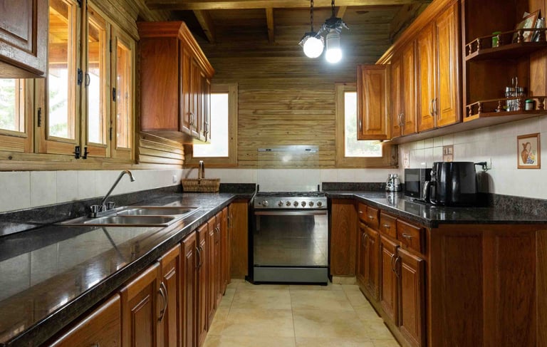 Cocina de la villa presidencial, incluye microondas licuadora ari friyer