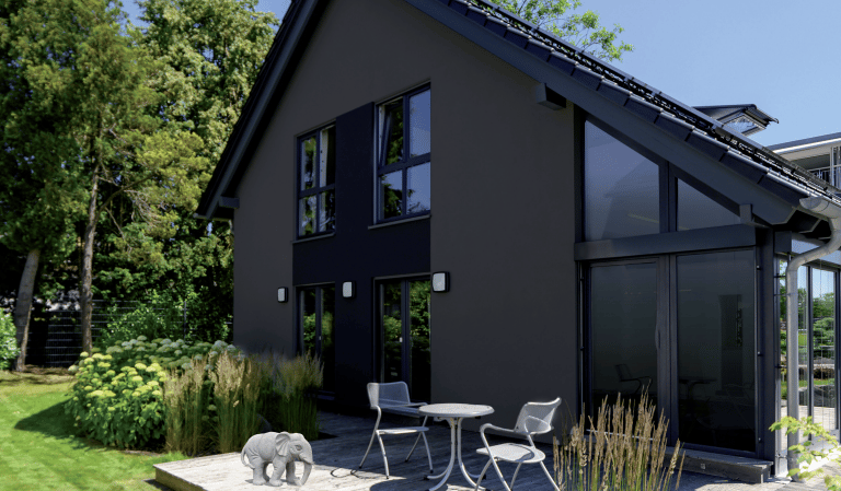 Une maison à la façde gris anthracite rénovée