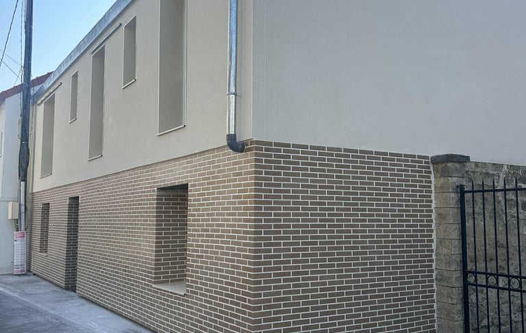 Façade après ravalement – finition moderne avec briques et enduit élégant