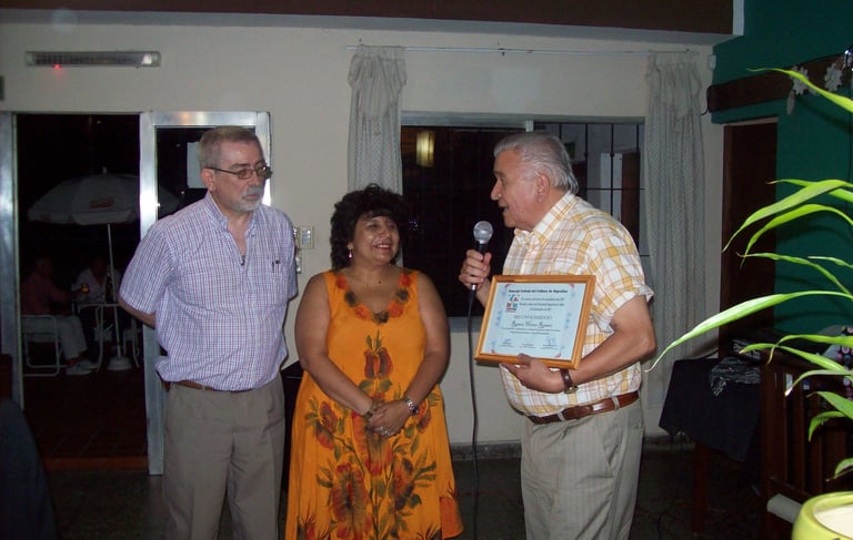 Ramón H. Romero Recibiendo Premio COFFAR (Consejo Federal del Folklore de Argentina).