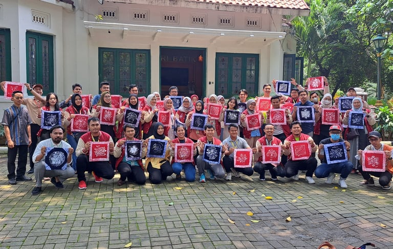 barisan orang orang yang sedang berfoto