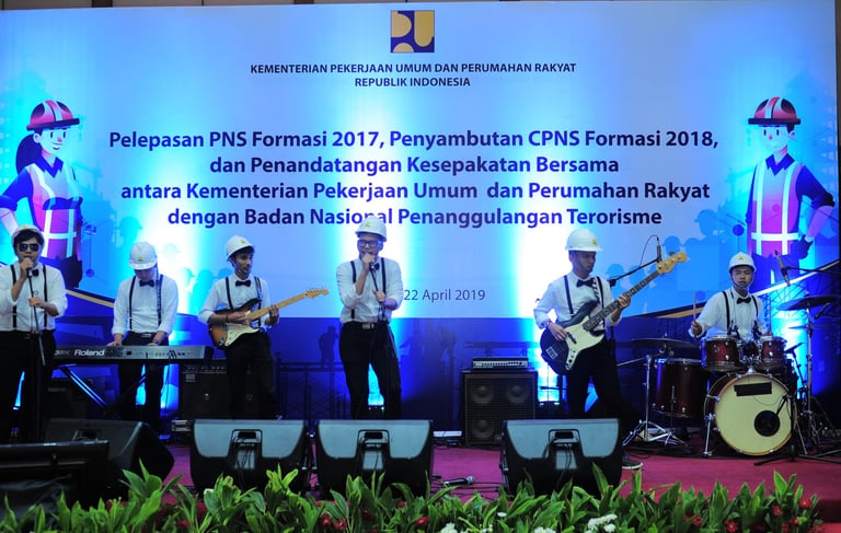 beberapa orang sedang menyanyi