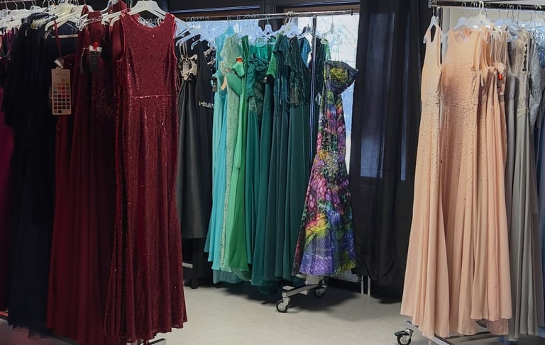 Klänningar i Bal och bruds butik på Långagård i Moheda