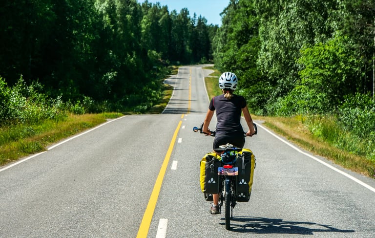 Femme qui voyage à vélo sur une belle route