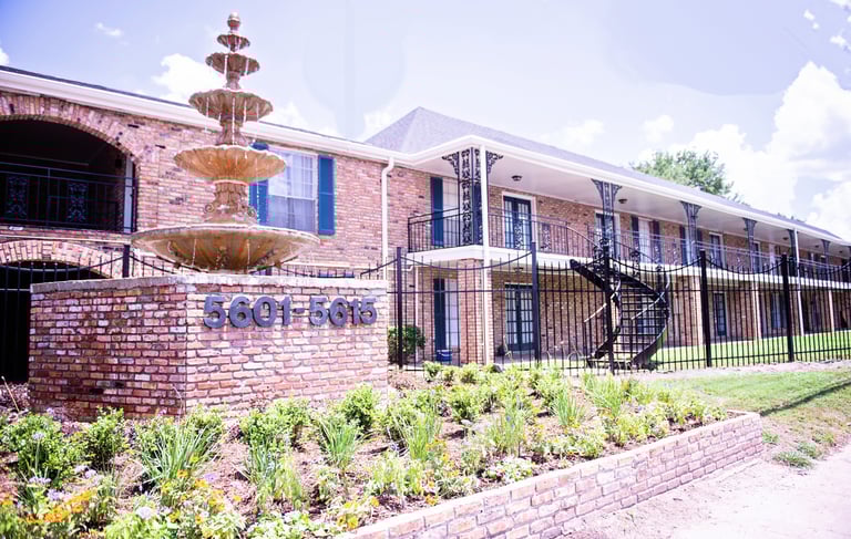 Exterior view of Fountains at Chimney Rock in Houston