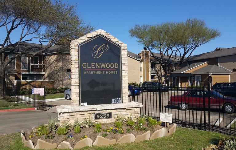 Exterior view of Glenwood Apartment Homes in Houston