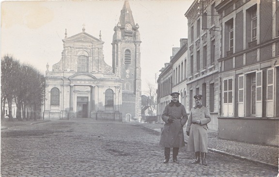 Hauptmann Schultz und Oberleutnant Stockelmann vor der Kirche Saint-Wasnon in CONDE-SUR-LESCAUT.