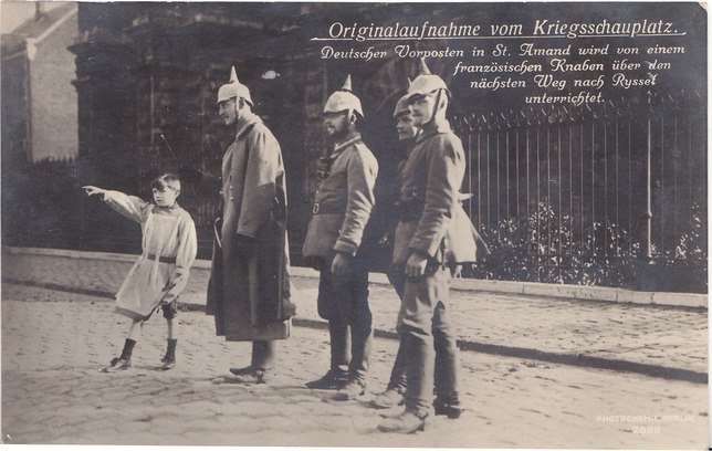 Propagandafoto, das deutsche Soldaten zeigt, denen der Weg nach Lille gewiesen wird.