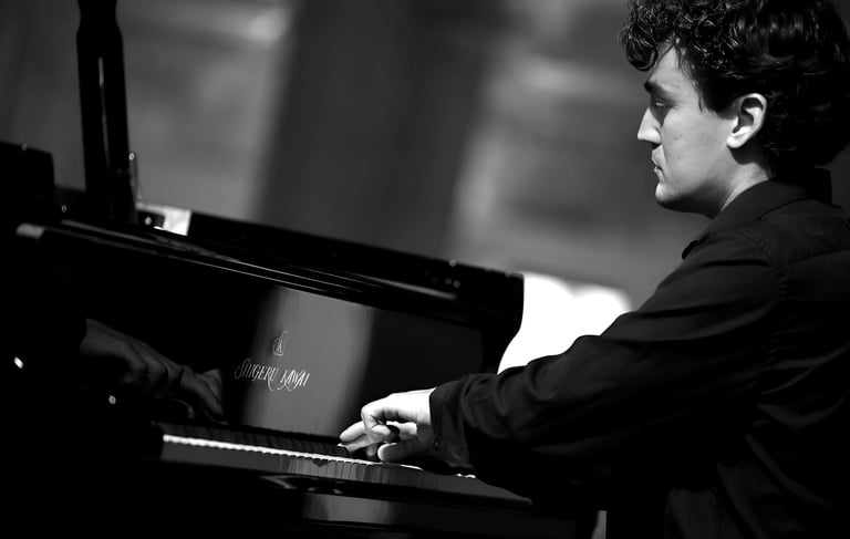 Rafael González Paz tocando el piano