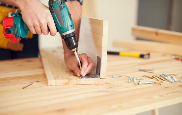 Technicien assemblant des meubles dans un appartement à Brossard après un déménagement