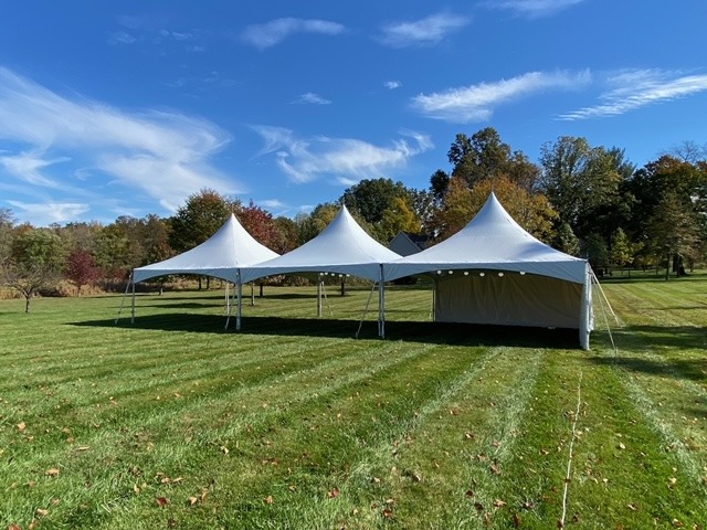 Carpa 20x60 high peak para eventos, sobre el pasto