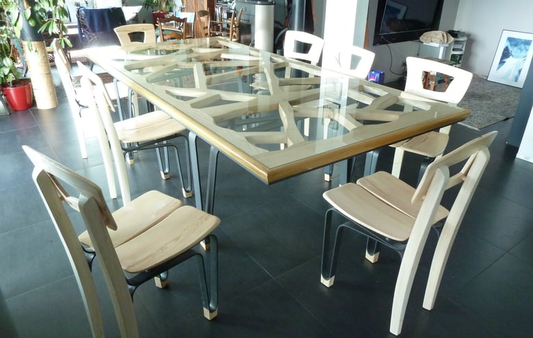 table de salle à manger et chaises artisanales en bois et plateau de verre