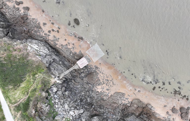 Photo aérienne par drone au dessus d'une cabane de pécheur