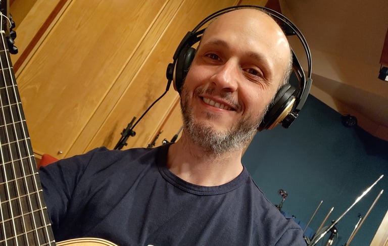 Antonio Gómez con auriculares en el estudio de grabación.
