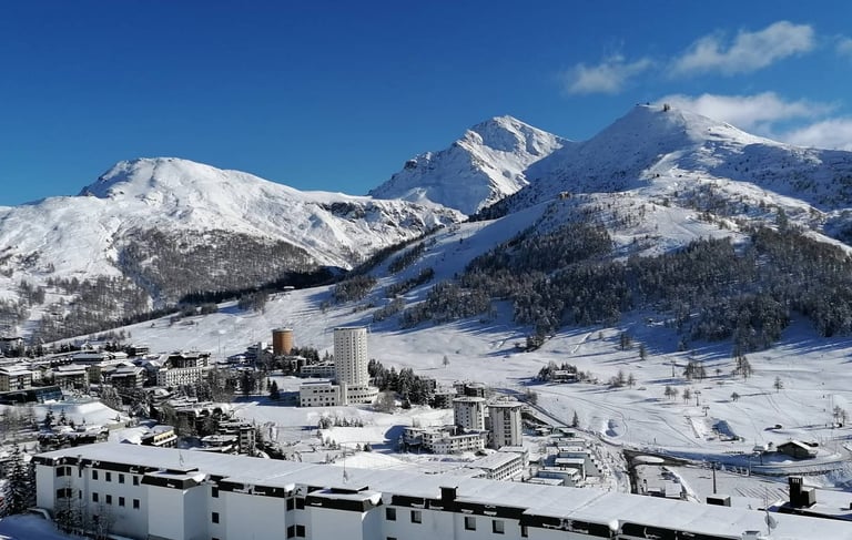 Sestriere, località turistica montana nel comprensorio Vialattea e sede delle lezioni di snowboard con Andrea Bandi