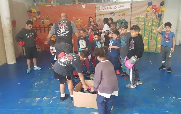 Oficina de boxe com alunos  