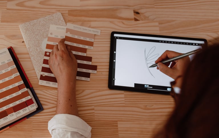 photo vue plongeante, une illustratrice en train de dessiner, une tablette, des gamme couleur marron