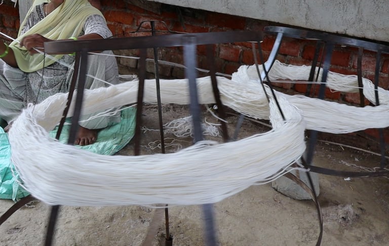 Yarn opening process manually on Wheel