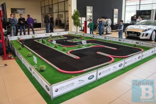 Participantes y público disfrutando de una carrera de RC