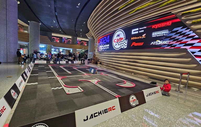 Coches de radiocontrol compitiendo en circuito profesional