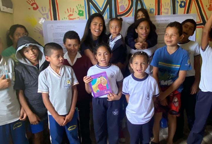 un grupo de niños con kits escolares