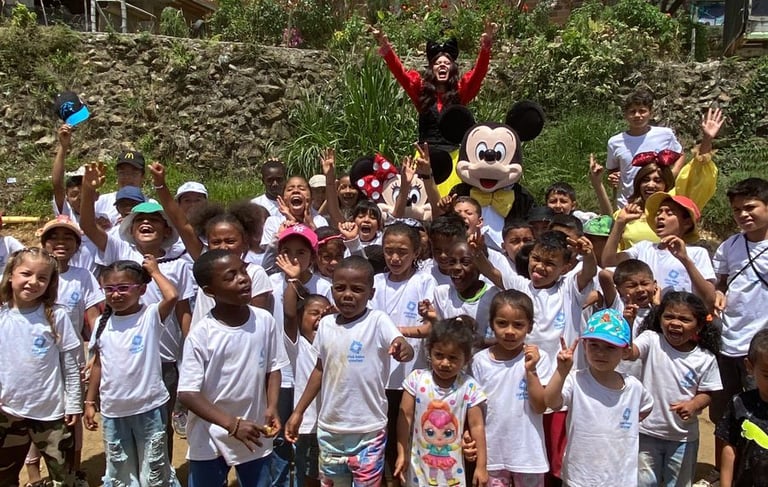 un grupo de niños con regalos
