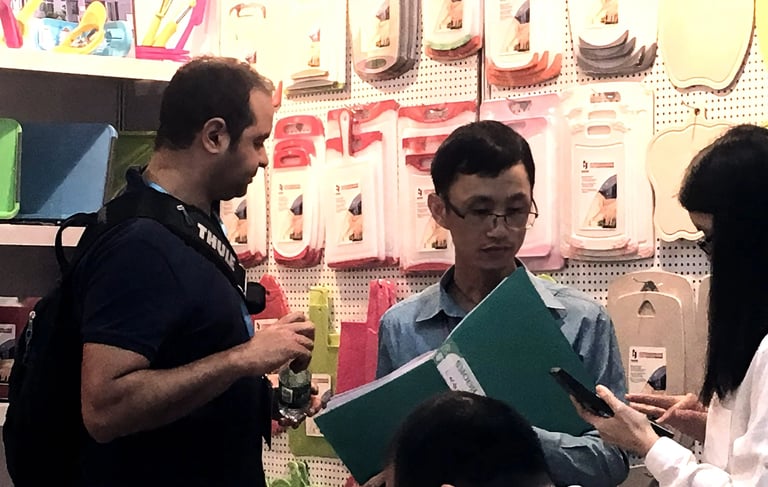 The company team communicates with customers at the exhibition