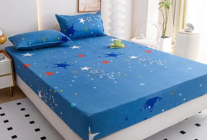 Elastic corner pocket of fitted sheet showing secure fit technology