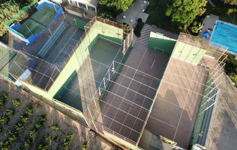 Imagen de Dron de las 4 pistas de frontenis que tiene el club valenciano de natación
