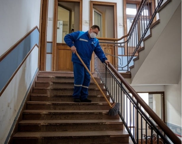 Zametanie a umývanie schodísk a podláh