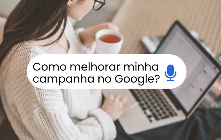 Pessoa fazendo uma pesquisa no buscador do Google.